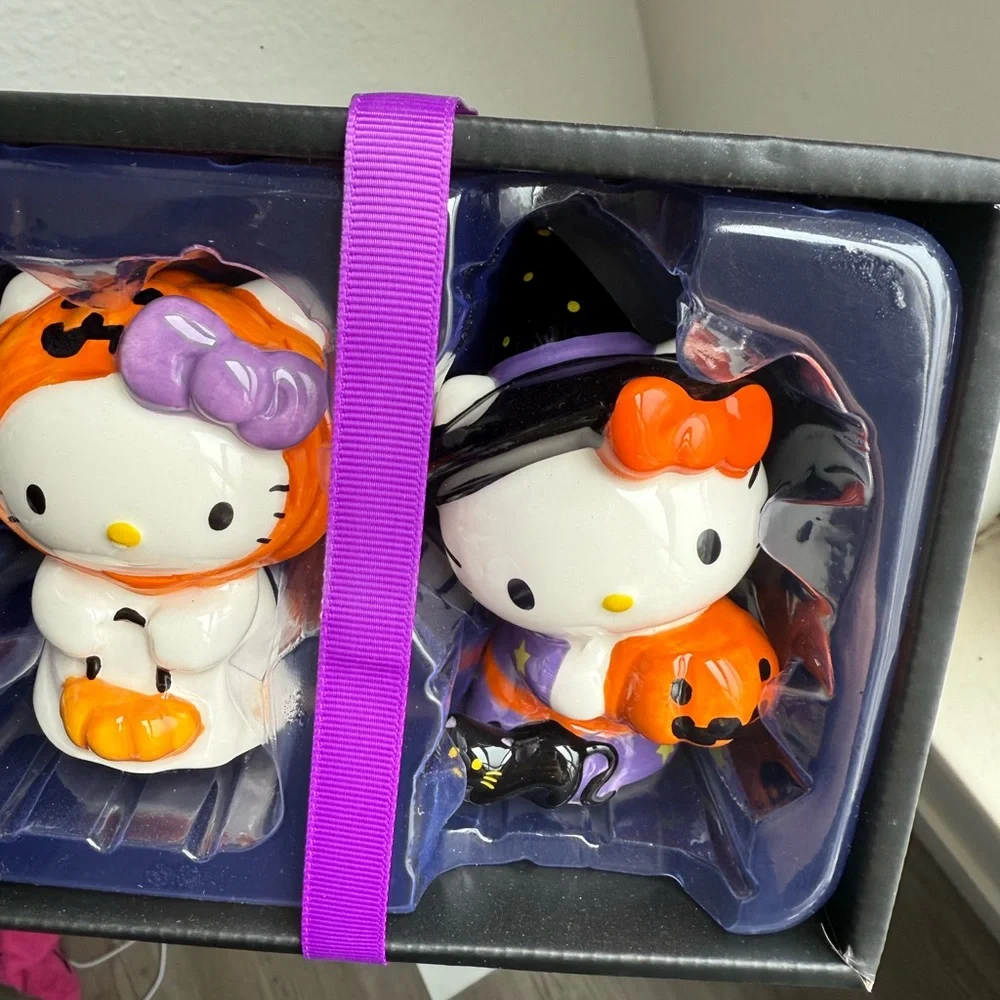 New in box Hello Kitty Halloween Figurines Set Salt & Pepper Shakers